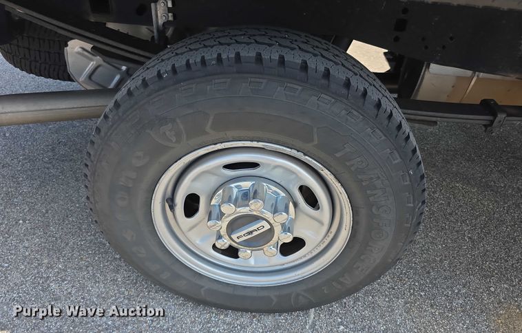 image for item EF3759 2018 Ford F250 Super Duty XL Crew Cab flatbed pickup truck