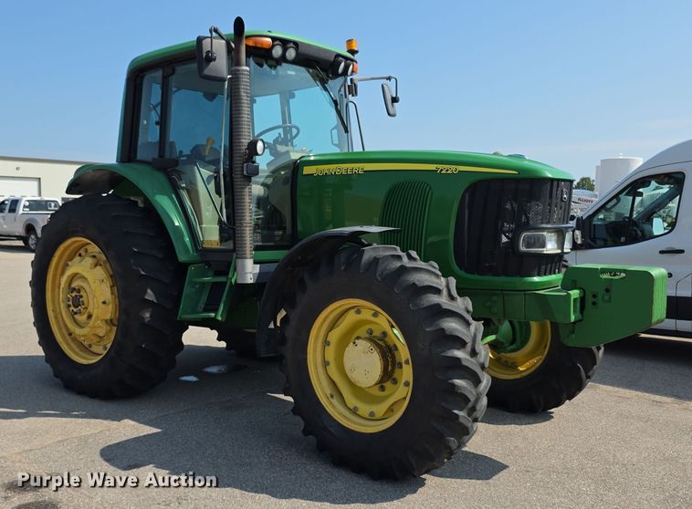 image for item EF3776 2003 John Deere 7220 MFWD tractor