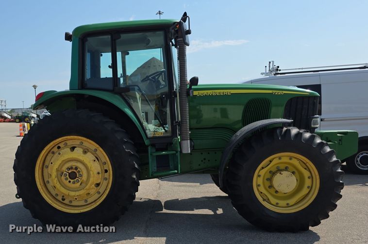 image for item EF3776 2003 John Deere 7220 MFWD tractor
