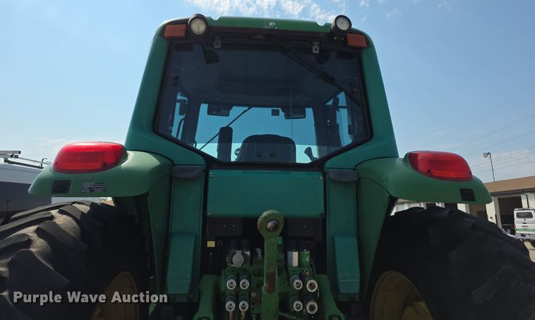 image for item EF3776 2003 John Deere 7220 MFWD tractor