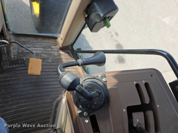 image for item EF3776 2003 John Deere 7220 MFWD tractor