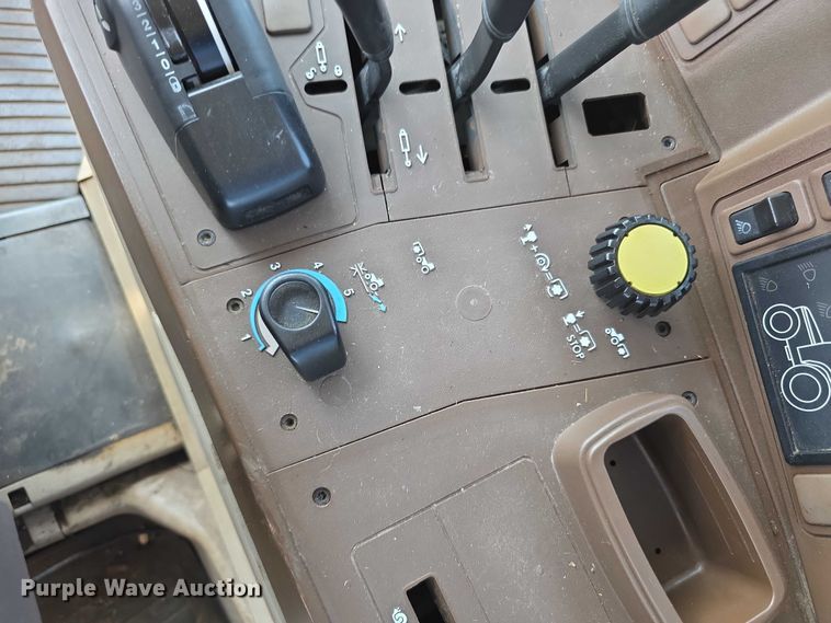 image for item EF3776 2003 John Deere 7220 MFWD tractor