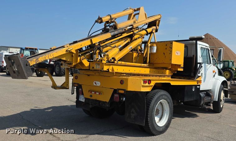 image for item EF3777 1993 International 4700 post driver truck