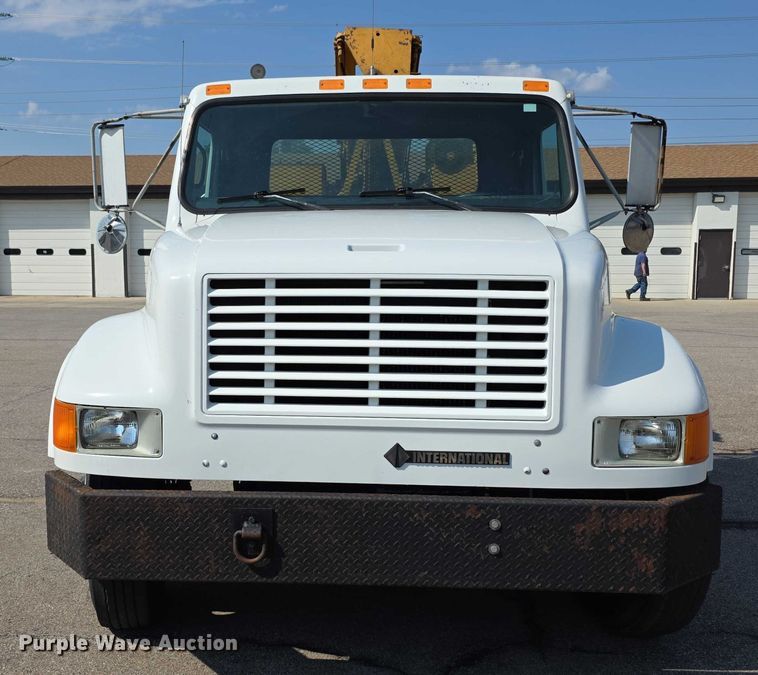 image for item EF3777 1993 International 4700 post driver truck