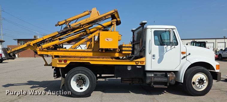 image for item EF3777 1993 International 4700 post driver truck
