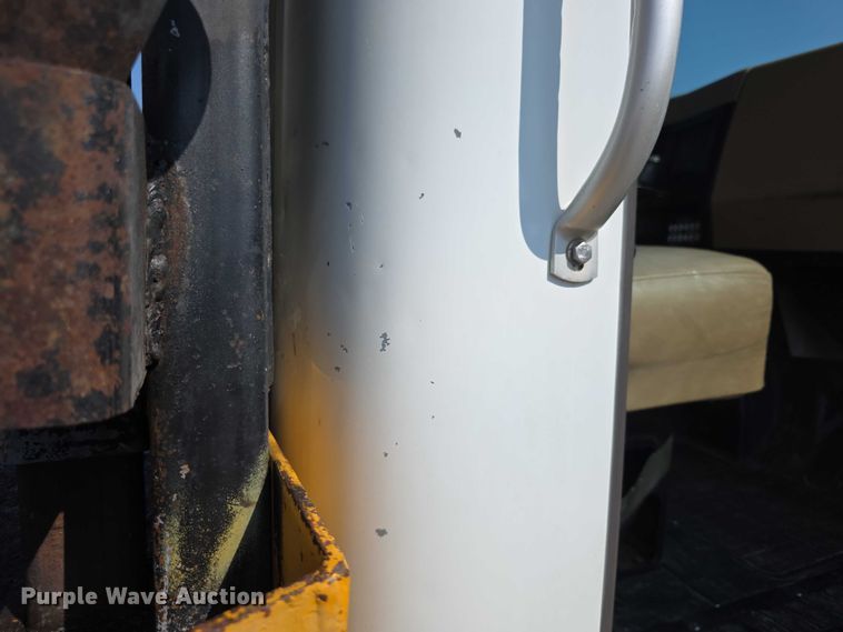 image for item EF3777 1993 International 4700 post driver truck