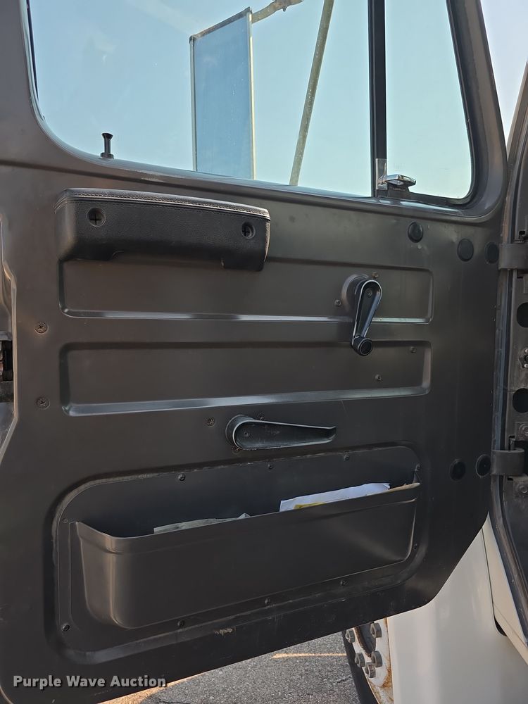 image for item EF3777 1993 International 4700 post driver truck