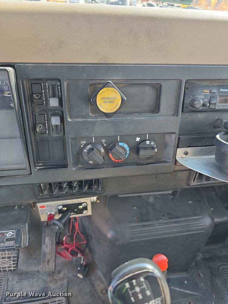 image for item EF3777 1993 International 4700 post driver truck