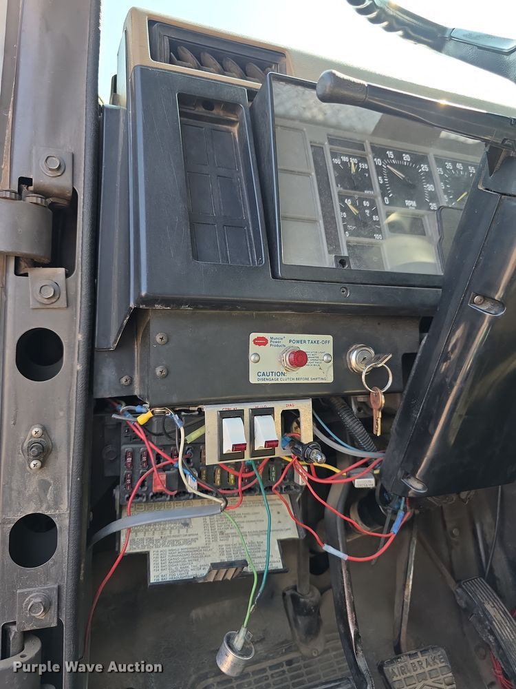 image for item EF3777 1993 International 4700 post driver truck