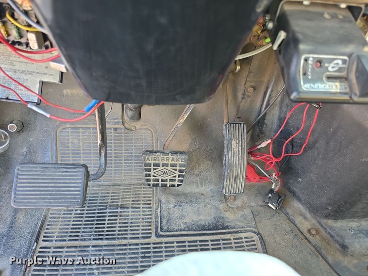 image for item EF3777 1993 International 4700 post driver truck