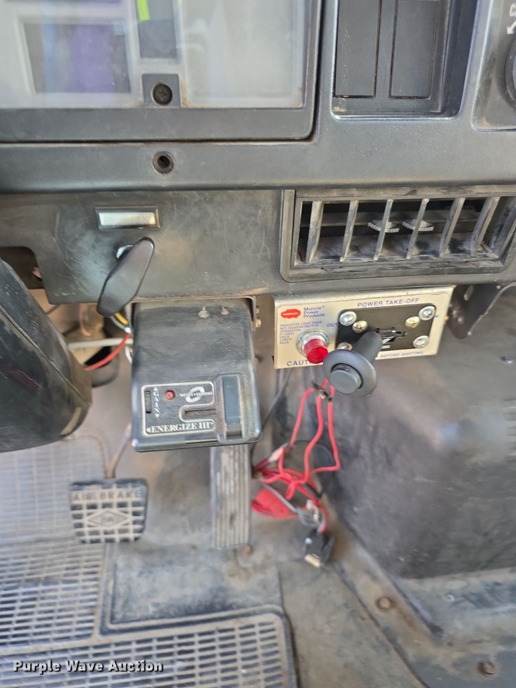 image for item EF3777 1993 International 4700 post driver truck