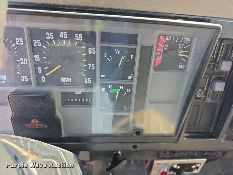 image for item EF3777 1993 International 4700 post driver truck