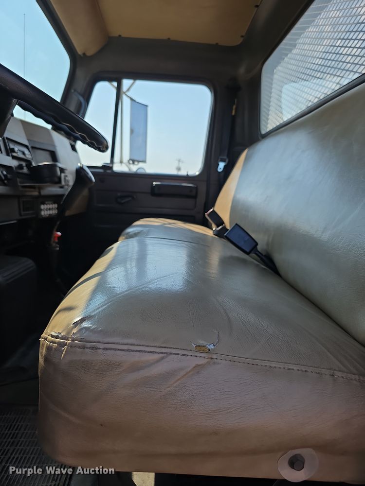 image for item EF3777 1993 International 4700 post driver truck