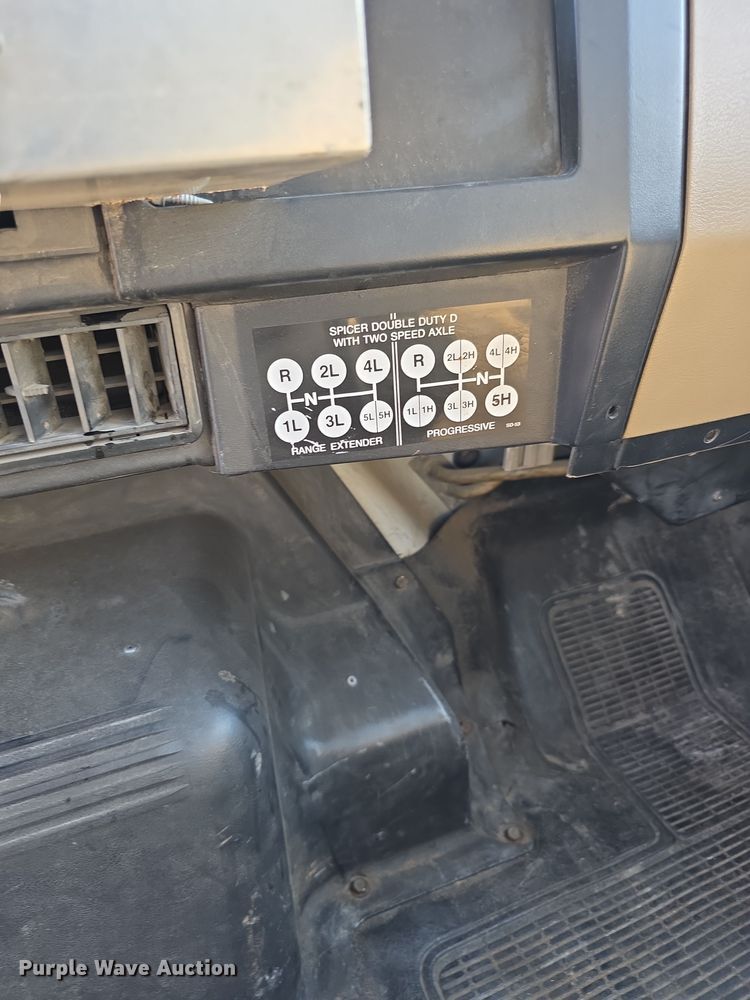 image for item EF3777 1993 International 4700 post driver truck