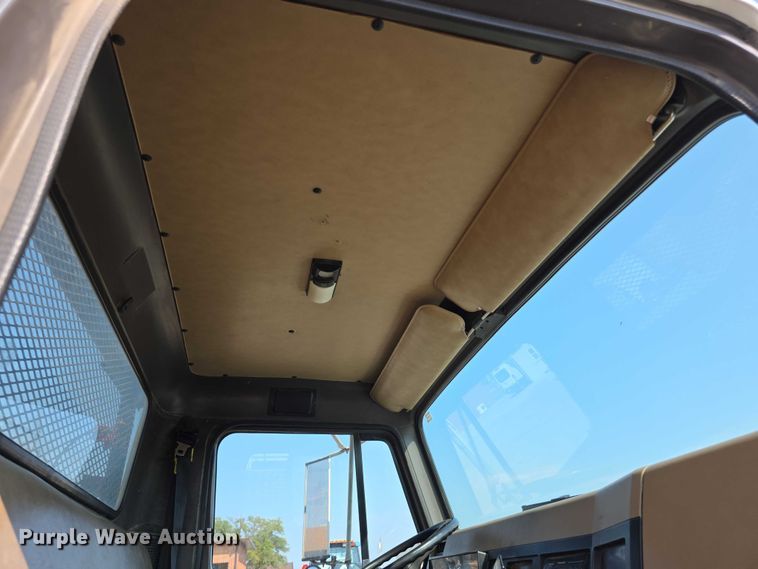 image for item EF3777 1993 International 4700 post driver truck