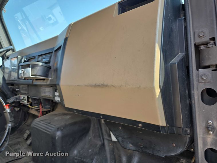 image for item EF3777 1993 International 4700 post driver truck