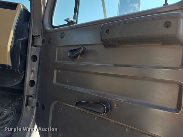 image for item EF3777 1993 International 4700 post driver truck