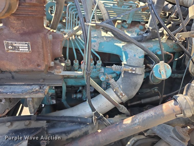 image for item EF3777 1993 International 4700 post driver truck