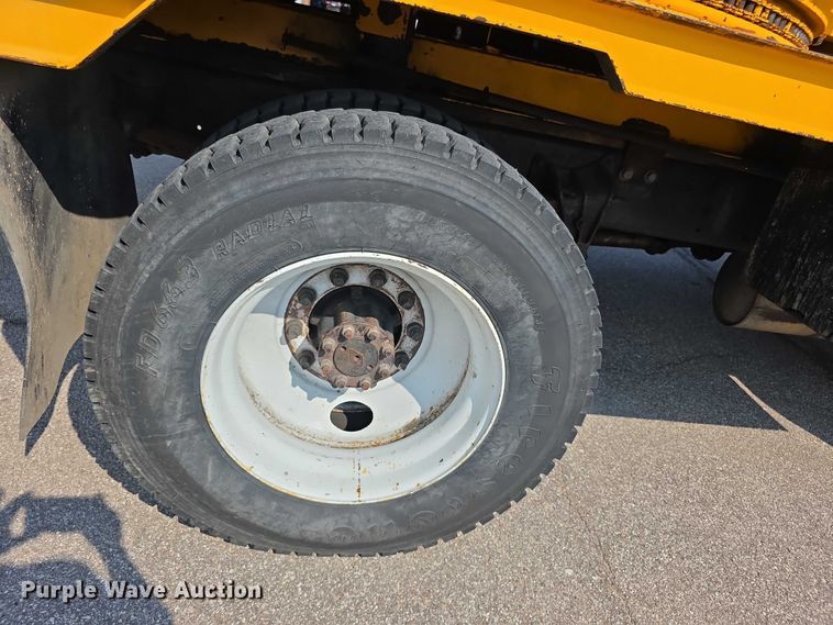 image for item EF3777 1993 International 4700 post driver truck