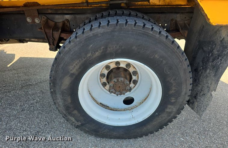 image for item EF3777 1993 International 4700 post driver truck