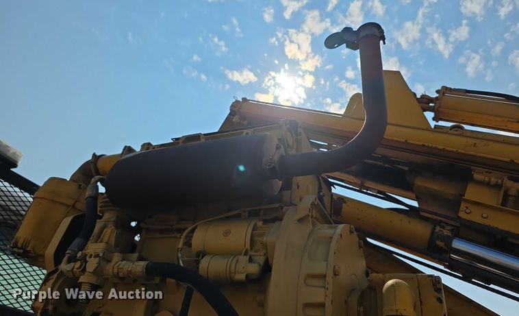 image for item EF3777 1993 International 4700 post driver truck