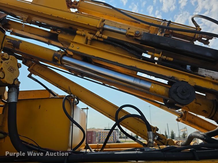 image for item EF3777 1993 International 4700 post driver truck