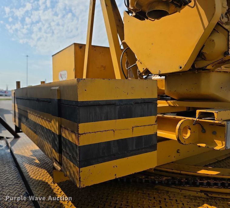 image for item EF3777 1993 International 4700 post driver truck