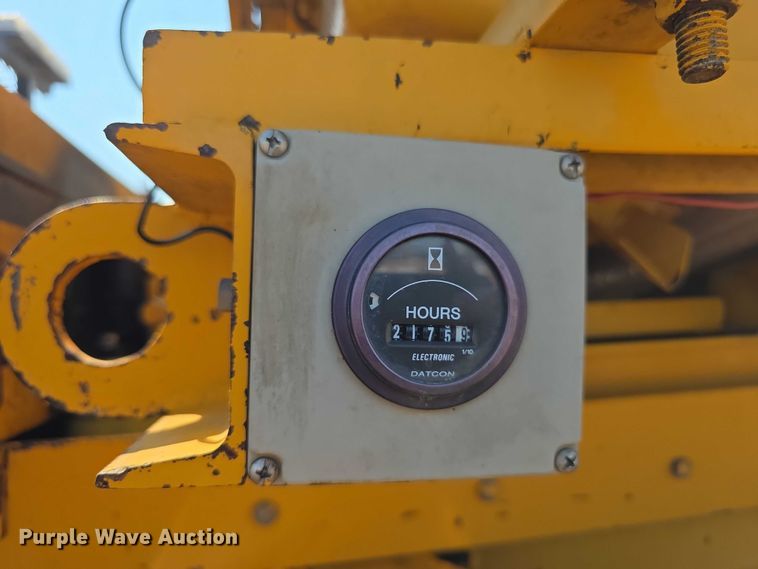 image for item EF3777 1993 International 4700 post driver truck