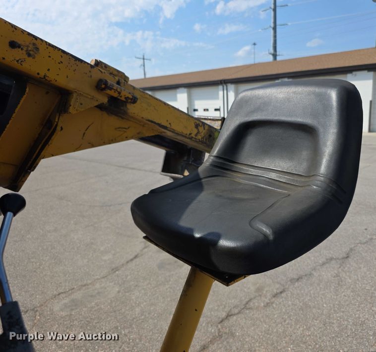 image for item EF3777 1993 International 4700 post driver truck