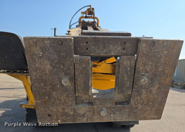 image for item EF3777 1993 International 4700 post driver truck