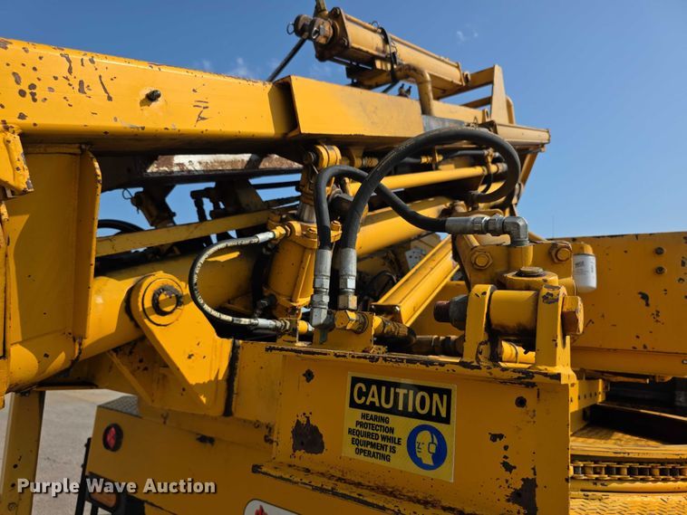 image for item EF3777 1993 International 4700 post driver truck