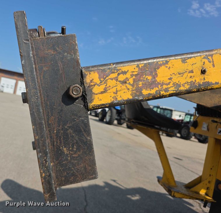 image for item EF3777 1993 International 4700 post driver truck