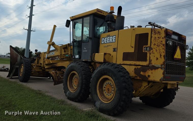 image for item EF3778 2002 John Deere 772CH II motor grader