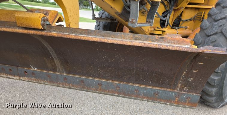 image for item EF3778 2002 John Deere 772CH II motor grader