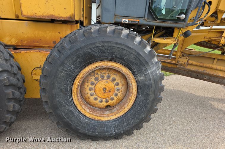 image for item EF3778 2002 John Deere 772CH II motor grader