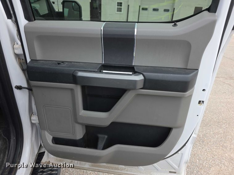 image for item EF3819 2016 Ford F150 XLT SuperCrew pickup truck