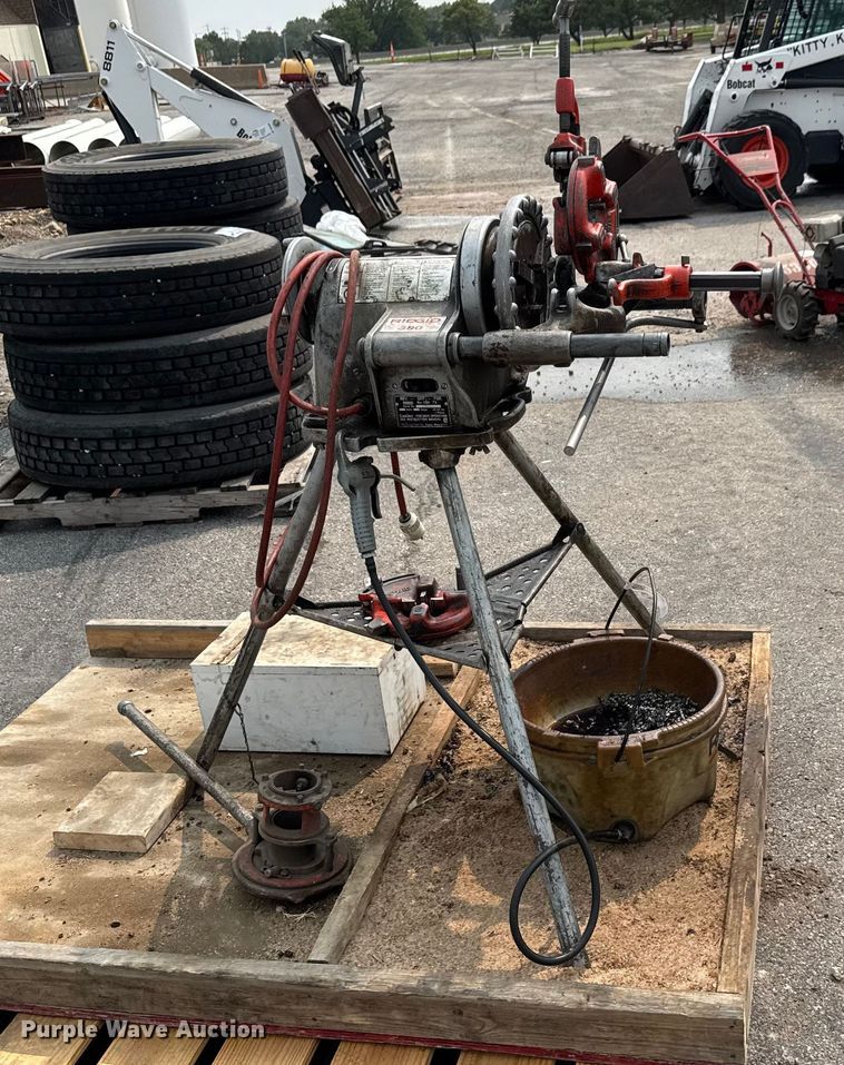 image for item EM8079 Ridgid 300 T2 pipe threader