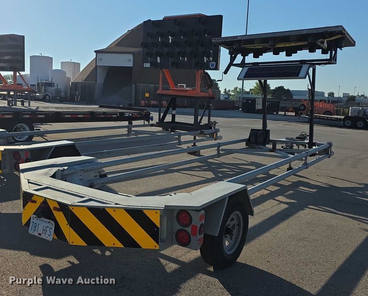 image for item FI0509 2014 Vorteq  VTQTL3  crash attenuator trailer