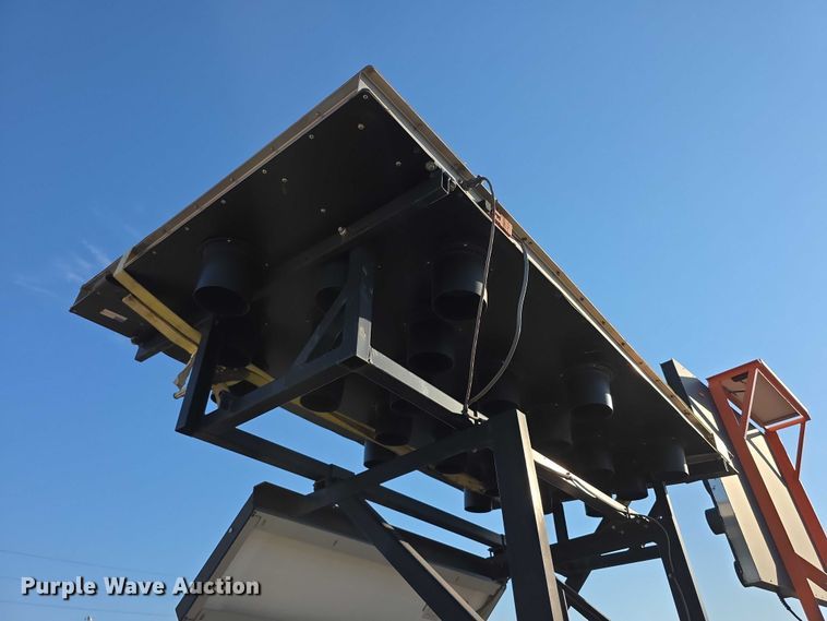 image for item FI0509 2014 Vorteq  VTQTL3  crash attenuator trailer