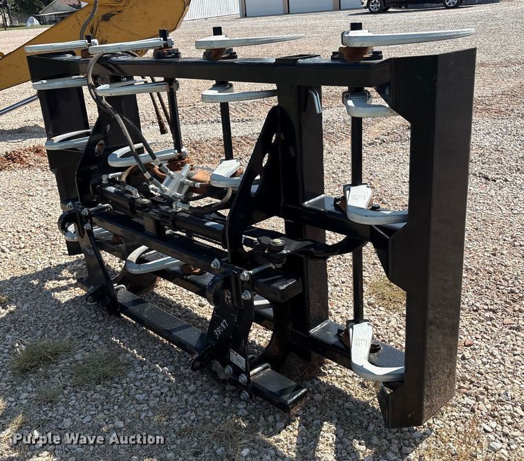 image for item DO1181 2022 Marcrest BGHD42 bale accumulator grapple