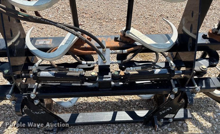 image for item DO1181 2022 Marcrest BGHD42 bale accumulator grapple