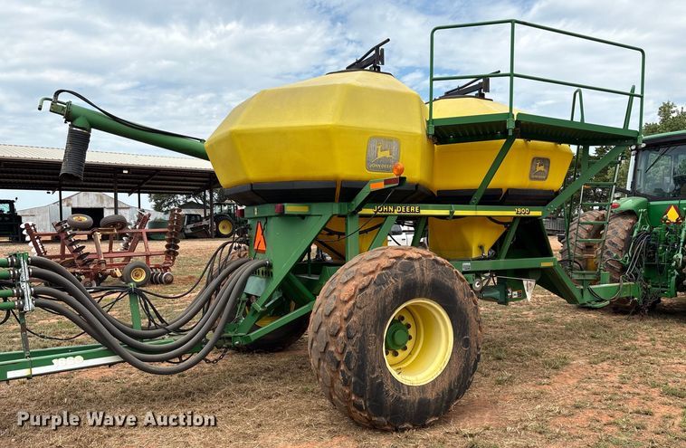 image for item DO1186 2001 John Deere 1860 air seeder