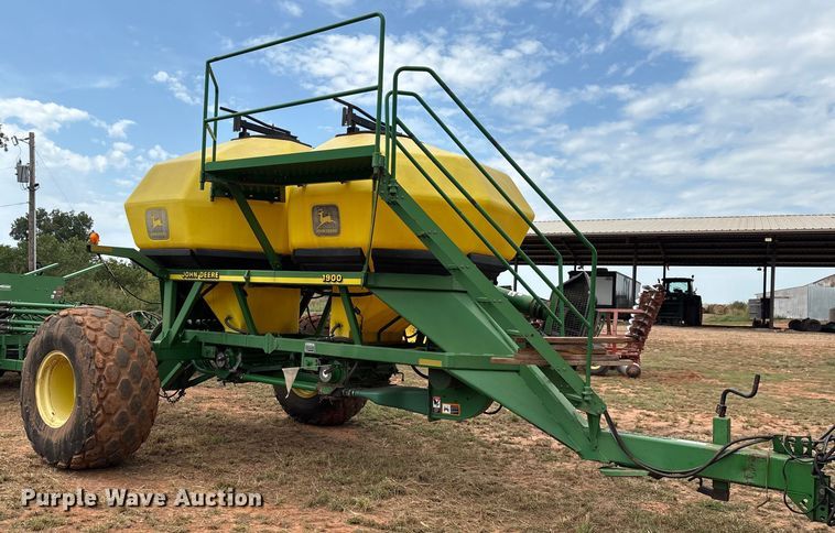 image for item DO1186 2001 John Deere 1860 air seeder