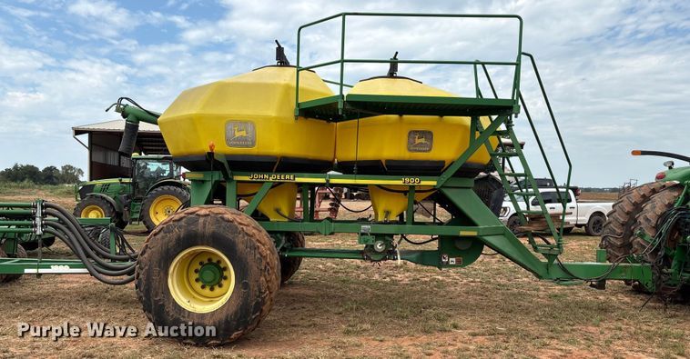 image for item DO1186 2001 John Deere 1860 air seeder