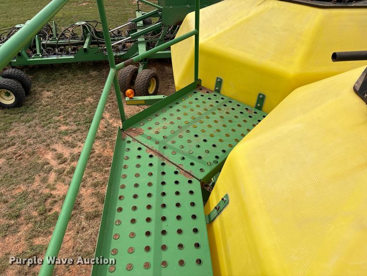 image for item DO1186 2001 John Deere 1860 air seeder