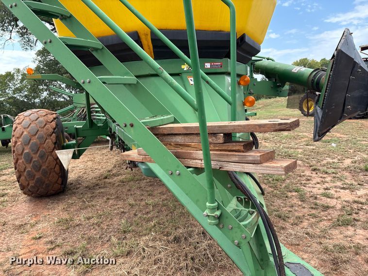 image for item DO1186 2001 John Deere 1860 air seeder