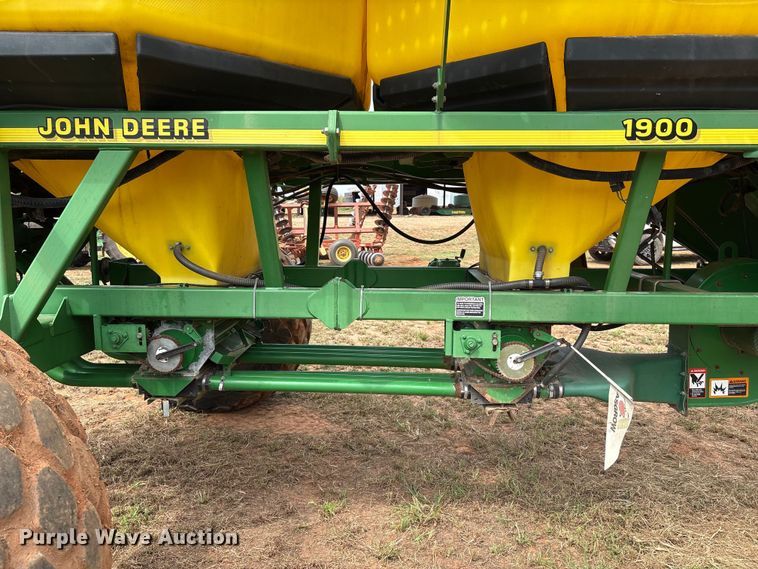 image for item DO1186 2001 John Deere 1860 air seeder