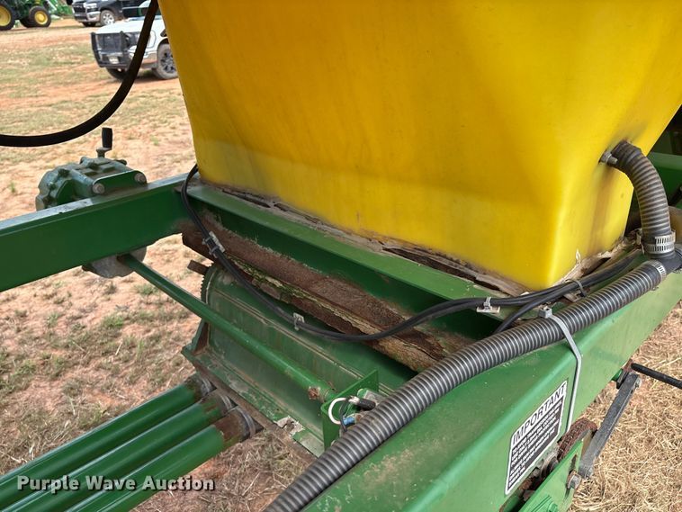 image for item DO1186 2001 John Deere 1860 air seeder