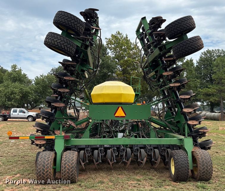 image for item DO1186 2001 John Deere 1860 air seeder