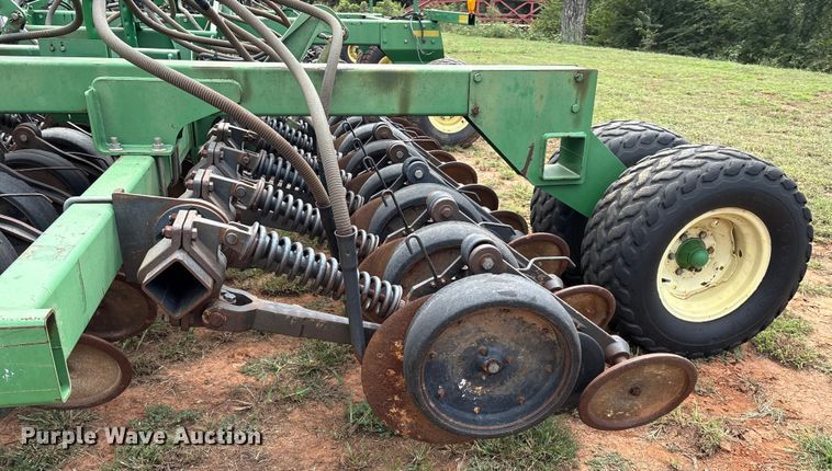 image for item DO1186 2001 John Deere 1860 air seeder